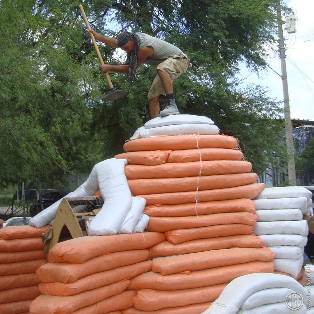 Construcción del domo de superadobe