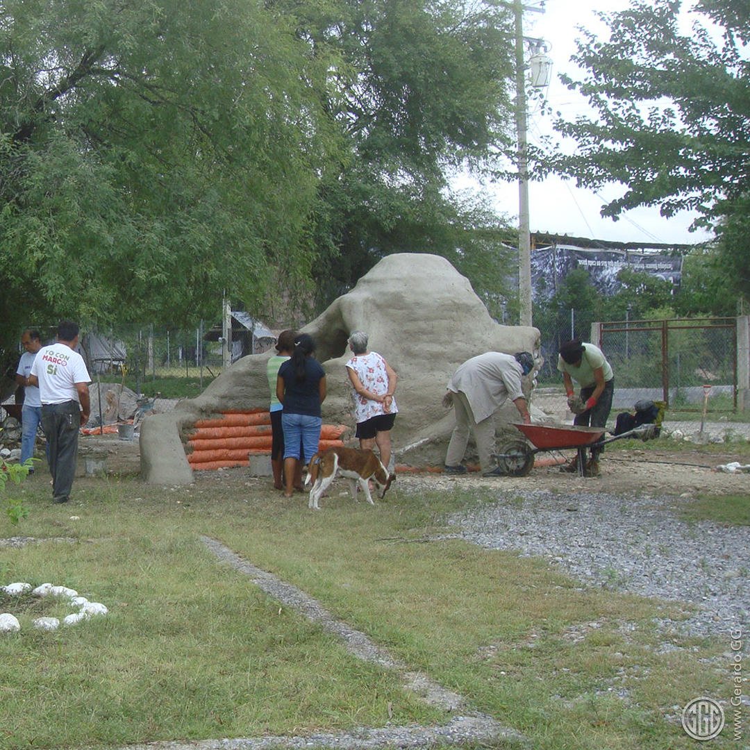 Por terminar el domo de superadobe